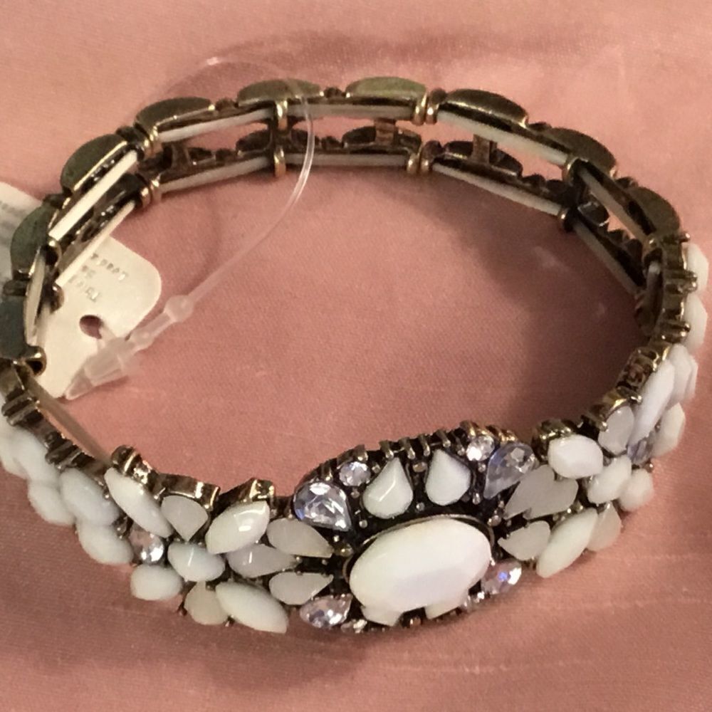NWT Cherry Brand White Acrylic Stone Brass Tone Stretch Bracelet